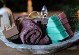 Idee regalo per la casa: accessori bagno pratici e curati